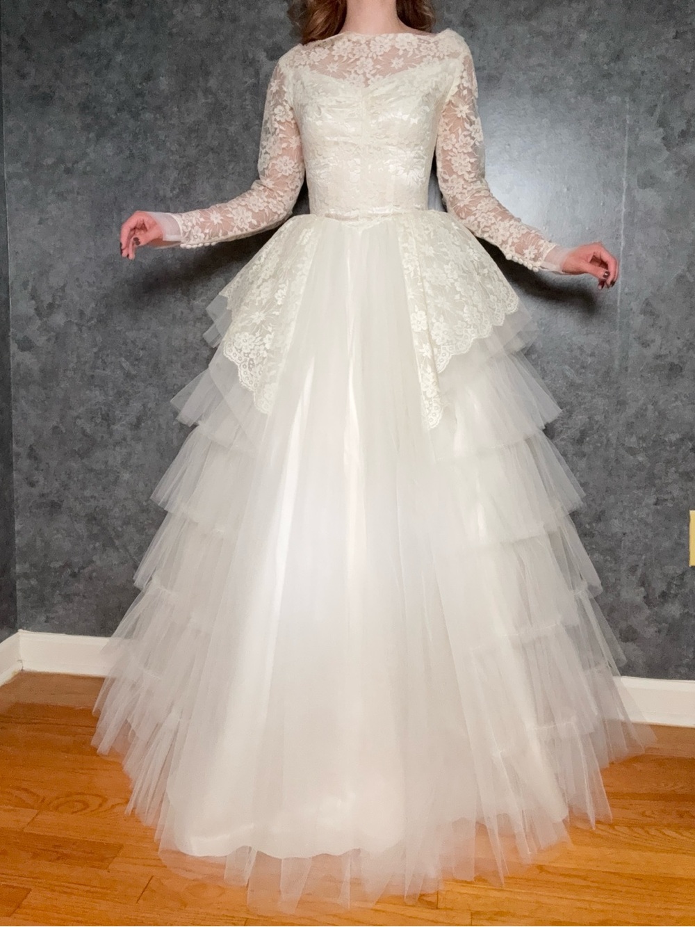 Vintage 1950s/1960s Custom Lace & Tulle Wedding Gown - Size 0